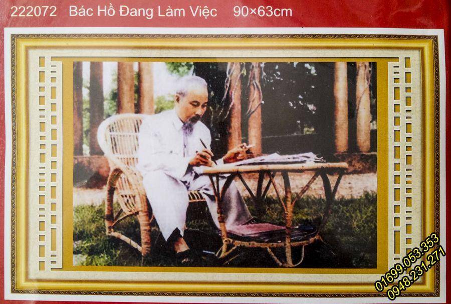 Tranh thêu Chân dung Chủ tịch Hồ Chí Minh ngồi làm việc 222072